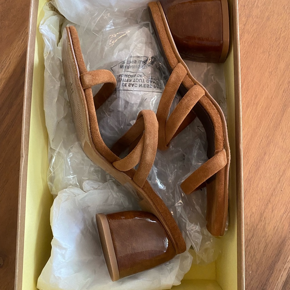 NIB Alohas Indiana Brown US 6